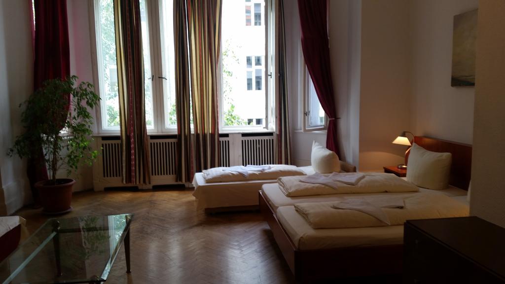 Quintuple Room